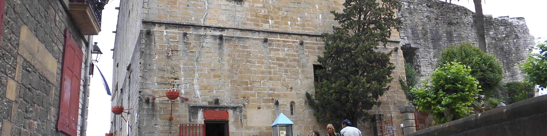 Casco Histórico.Carlos V.Plaza de Armas.Hondarribia-Fuenterrabía